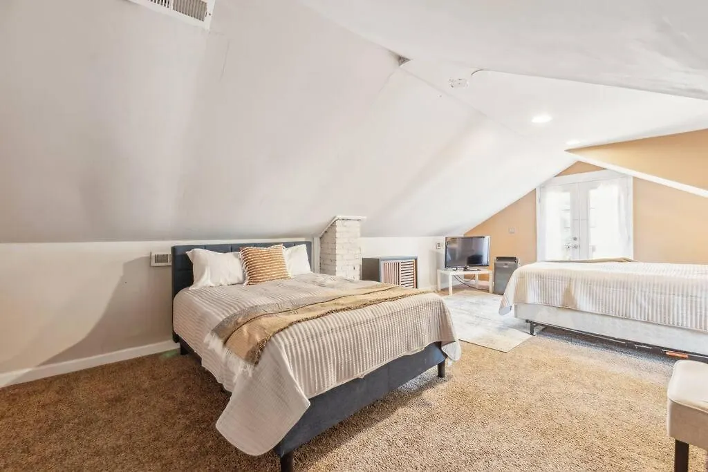 Spacious & Stylish 4Br W Fireplace-Up To 12 People Charlotte