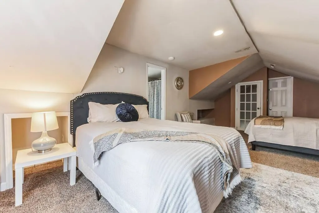 Spacious & Stylish 4Br W Fireplace-Up To 12 People Charlotte