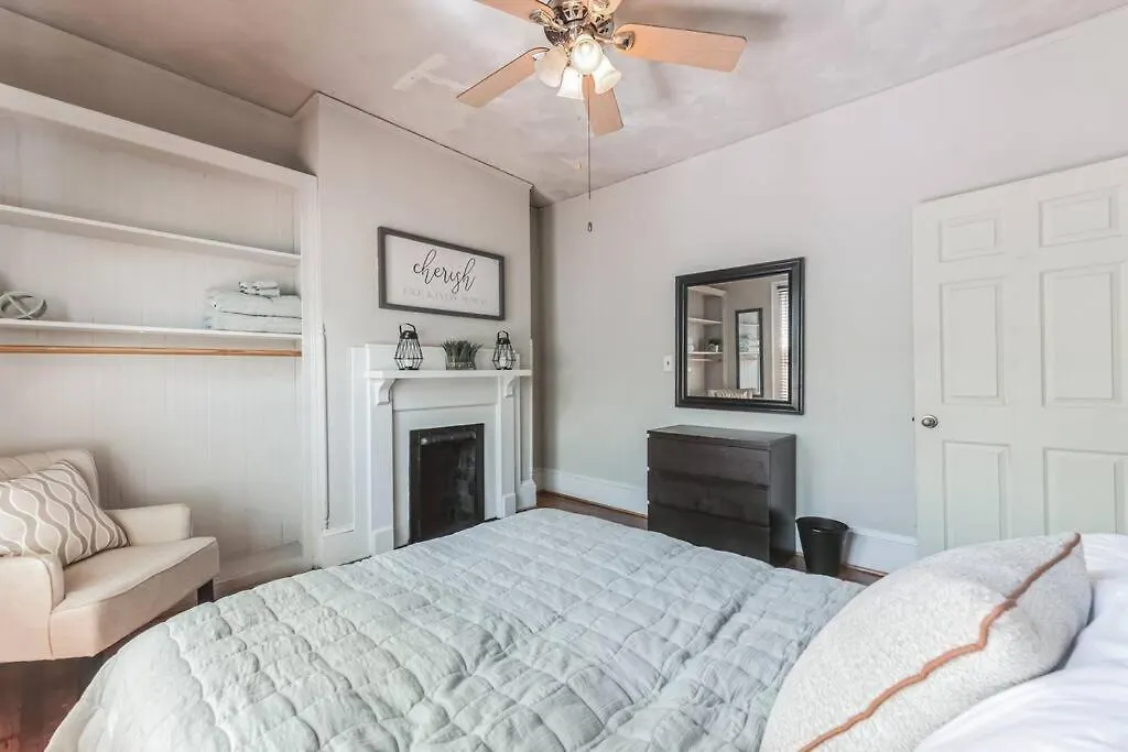 Holiday home Spacious & Stylish 4Br W Fireplace-Up To 12 People Charlotte