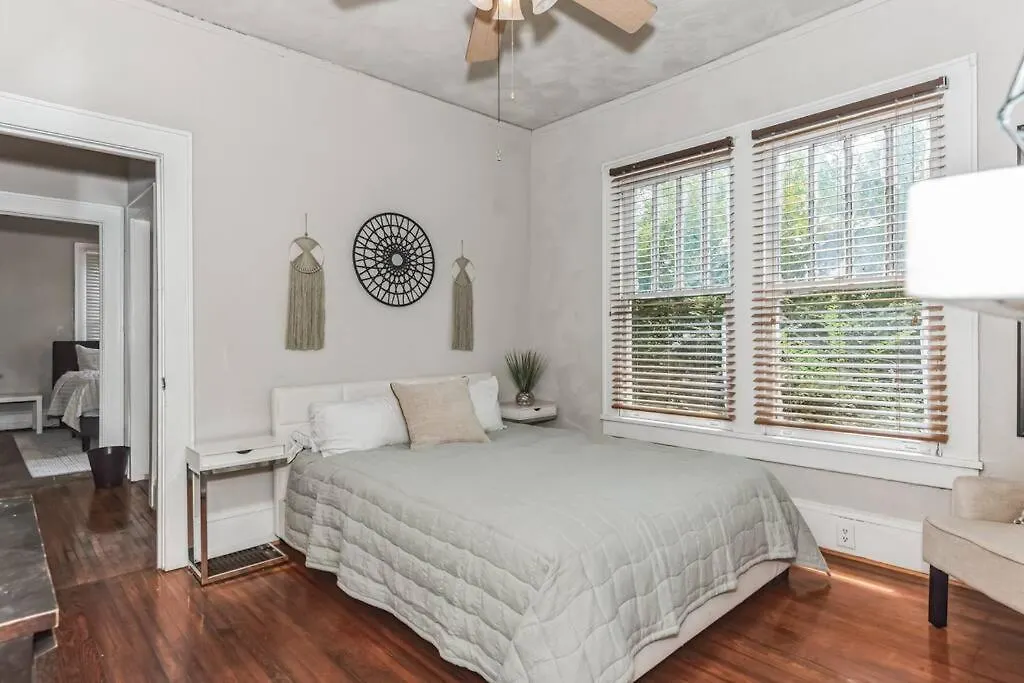 Spacious & Stylish 4Br W Fireplace-Up To 12 People Charlotte